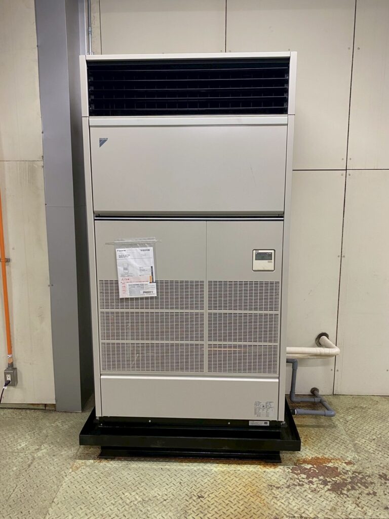 10馬力設備用床置エアコン更新工事(2F搬出入用大扉からの入替)